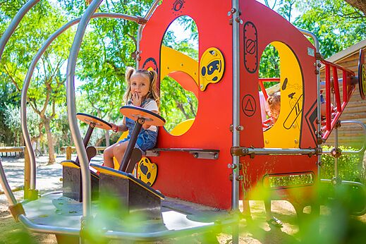 Meisje op kleurrijke speeltuin op camping CAPFUN Mirmanda, Cambrils - Vinyols i els Arcs.