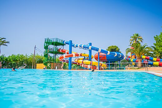 Zwembad en waterglijbanen op camping CAPFUN Mirmanda in Cambrils - Vinyols i els Arcs
