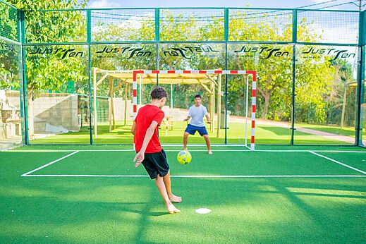 Voetbalwedstrijd op multisportterrein op camping CAPFUN Mirmanda in Cambrils.