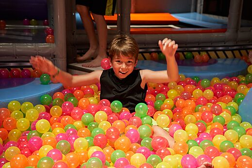 Lachend kind speelt in een kleurrijke ballenbak op camping CAPFUN Mirmanda in Cambrils - Vinyols i els Arcs (43).
