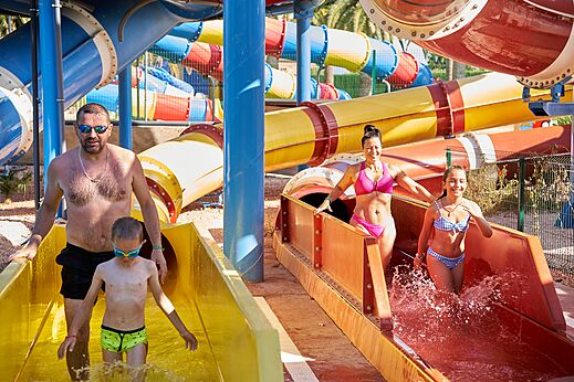 Waterglijbanen en buitenzwembad voor het gezin op camping CAPFUN Mirmanda in Cambrils.