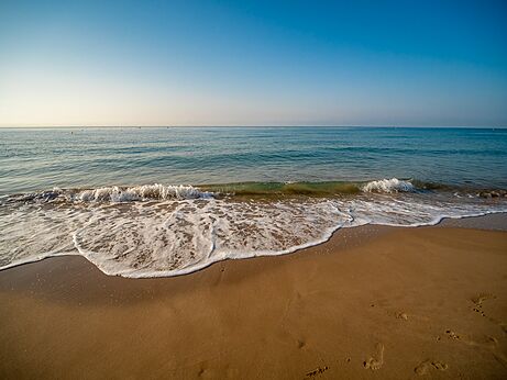 Fijn zandstrand, zachte golven op camping CAPFUN Mirmanda in Cambrils.