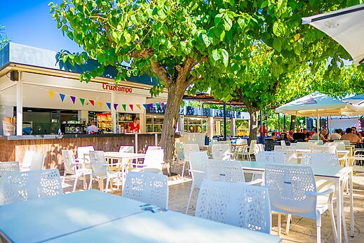 Buitenbar, tafels en stoelen op camping CAPFUN Mirmanda in Cambrils - Vinyols i els Arcs.
