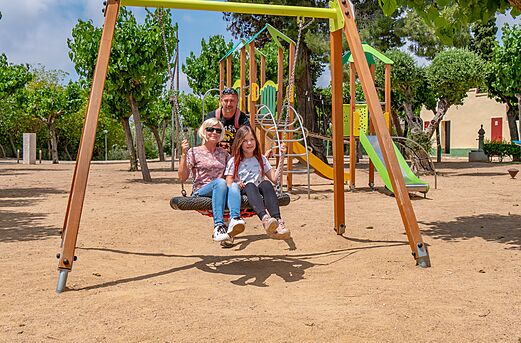 Reuzenschommel en speeltuin voor kinderen op camping CAPFUN Mirmanda in Cambrils - Vinyols i els Arcs.