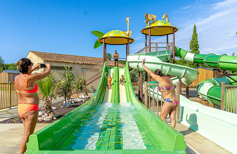 Waterglijbanen en kinderen op camping VAGUES OCEANES Monte Cristo in Vauvert (30).