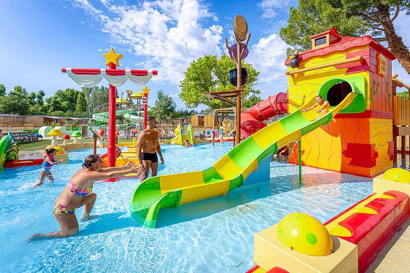 Waterpark met glijbanen en waterspellen voor kinderen op camping VAGUES OCEANES Monte Cristo in Vauvert (30).