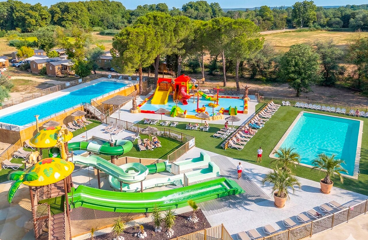 Groot waterpark met glijbanen en zwembaden bij camping VAGUES OCEANES Monte Cristo in Vauvert (30).