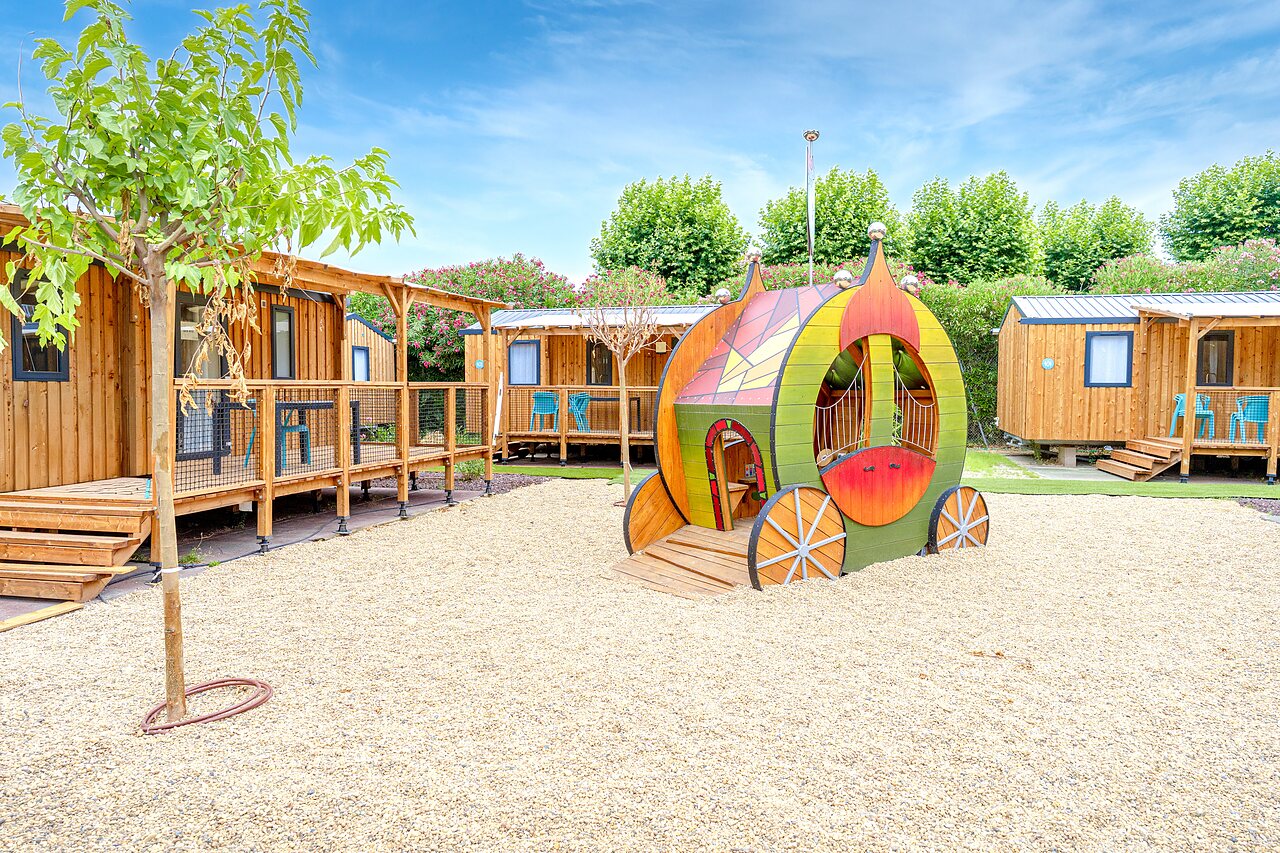 Speeltuin koets, houten stacaravans op camping VAGUES OCEANES Monte Cristo.