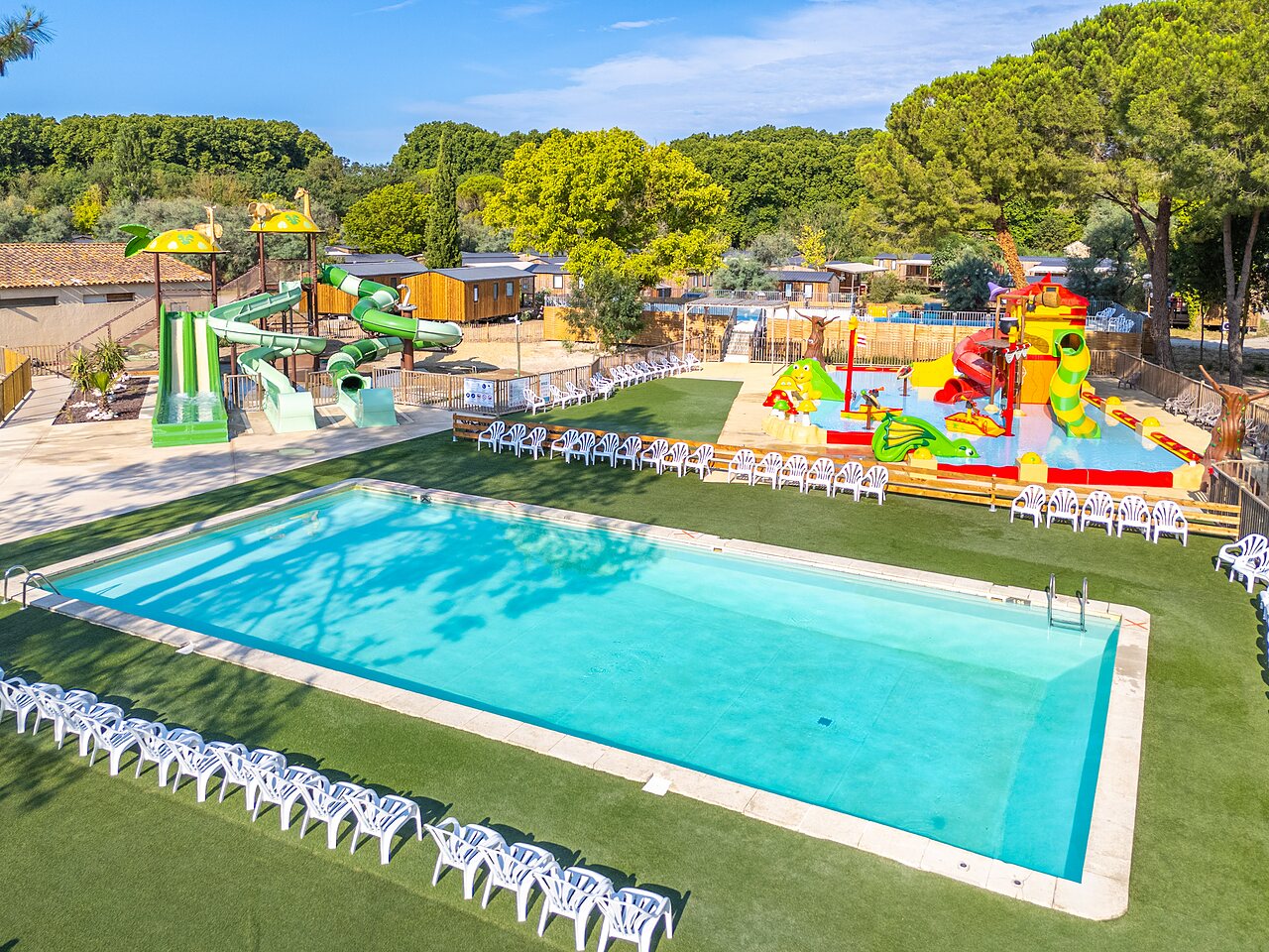 Zwembad, waterglijbanen en waterpark op camping VAGUES OCEANES Monte Cristo, Vauvert (30).