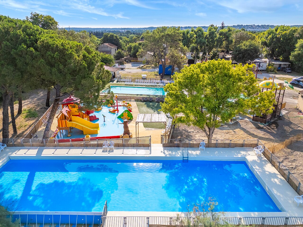 Buitenzwembad, peuterbad en waterglijbanen op camping VAGUES OCEANES Monte Cristo, Vauvert (30).