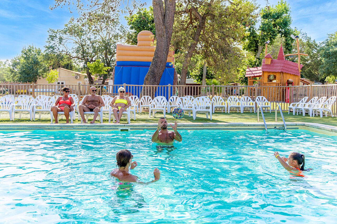 Buitenzwembad, zwemmers en opblaasbare spelen op camping VAGUES OCEANES Monte Cristo in Vauvert (30).