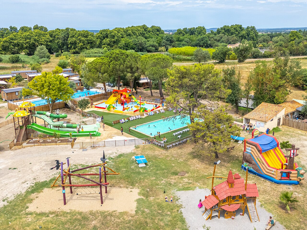 Zwembaden, waterglijbanen en spelletjes op camping VAGUES OCEANES Monte Cristo in Vauvert (30).