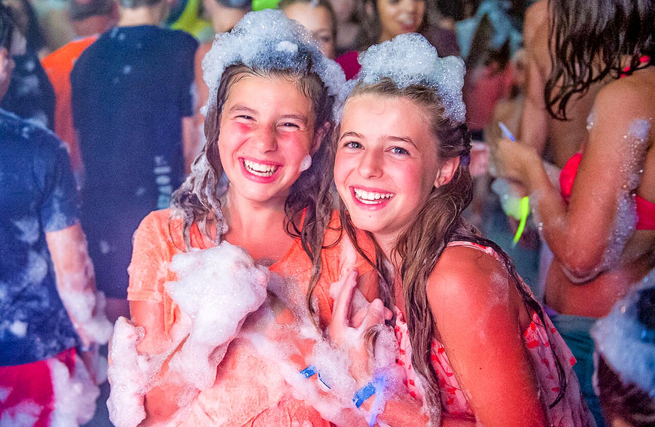 Lachende jongeren op schuimfeest bij VAGUES OCEANES Monte Cristo, Vauvert (30).