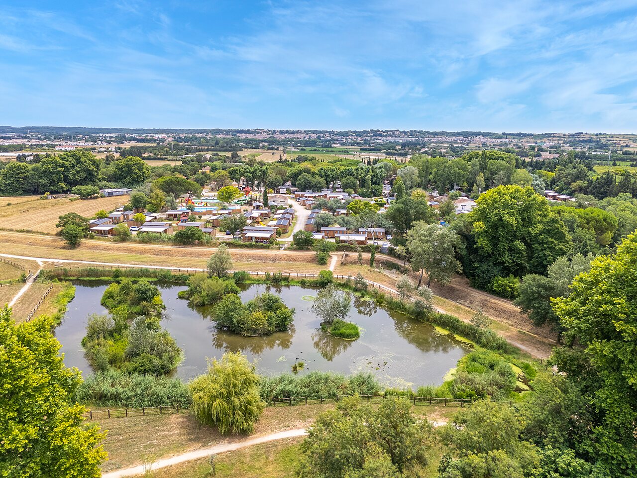 Camping, stacaravans, vijver op camping VAGUES OCEANES Monte Cristo in Vauvert.
