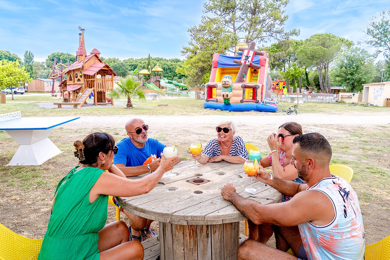 Volwassenen, drankjes, speeltuin op camping VAGUES OCEANES Monte Cristo in Vauvert (30).