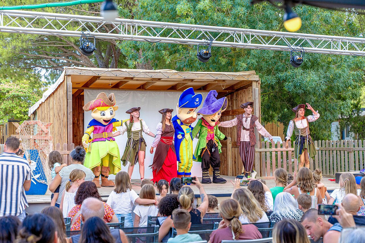Mascotte- en piratenshow op podium voor vakantiegangers op camping VAGUES OCEANES Monte Cristo in Vauvert (30).
