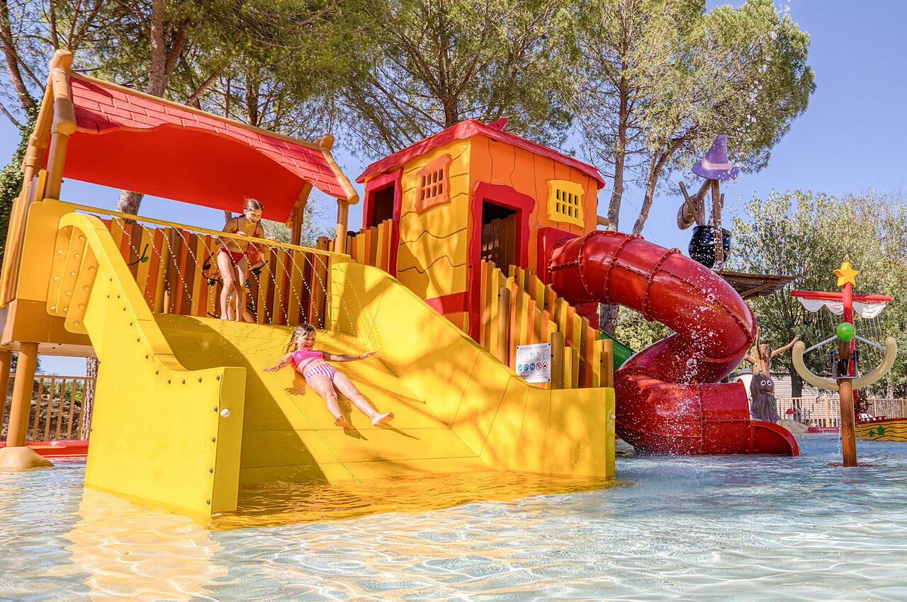 Waterglijbanen op camping VAGUES OCEANES Monte Cristo in Vauvert (30).