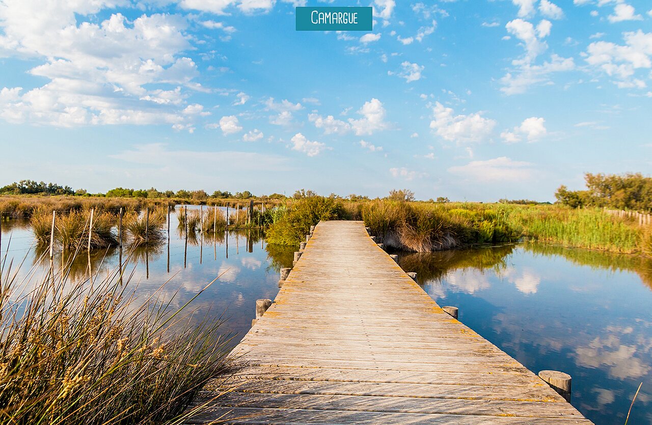Houten vlonderpad in de moerassen van de Camargue, bezienswaardigheid nabij Vauvert (30).