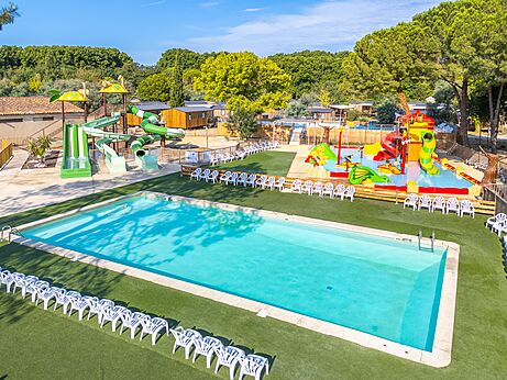 Zwembad, waterglijbanen en waterpark op camping VAGUES OCEANES Monte Cristo, Vauvert (30).