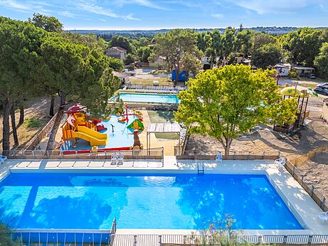 Buitenzwembad, peuterbad en waterglijbanen op camping VAGUES OCEANES Monte Cristo, Vauvert (30).