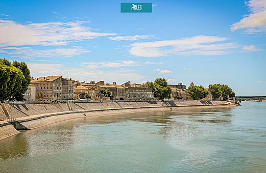 Historische gebouwen langs de Rhône in Arles, stad te bezoeken in de Provence.