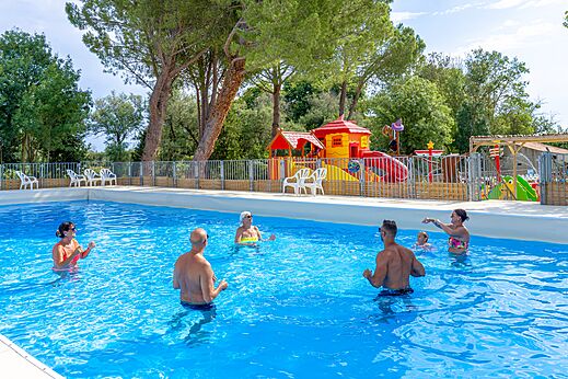 Zwembad, spelen op camping VAGUES OCEANES Monte Cristo in Vauvert (30).