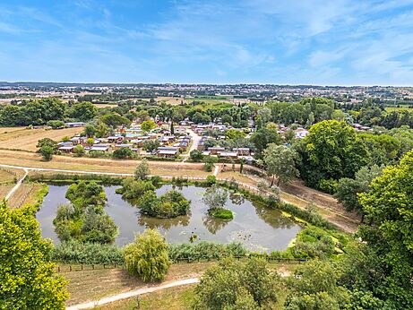 Camping, stacaravans, vijver op camping VAGUES OCEANES Monte Cristo in Vauvert.