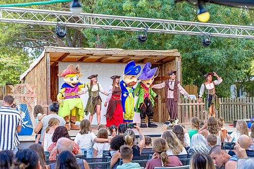 Mascotte- en piratenshow op podium voor vakantiegangers op camping VAGUES OCEANES Monte Cristo in Vauvert (30).