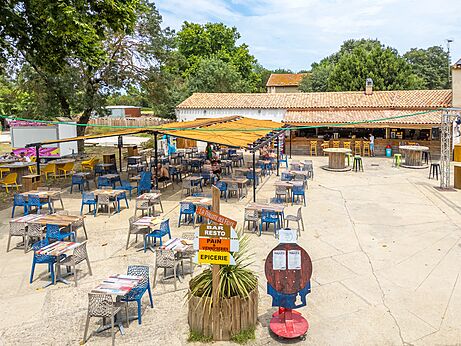 Buitenterras van restaurant, bar en supermarkt op camping VAGUES OCEANES Monte Cristo in Vauvert (30).