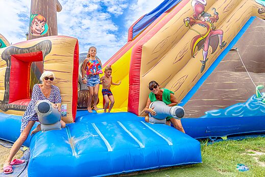 Opblaasbaar piratenschip, glijbaan op camping VAGUES OCEANES Monte Cristo in Vauvert (30).