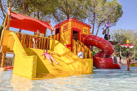 Waterglijbanen op camping VAGUES OCEANES Monte Cristo in Vauvert (30).