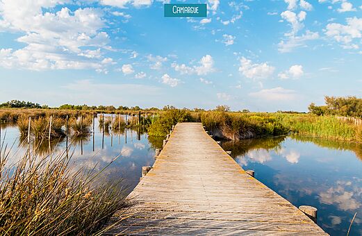 Houten vlonderpad in de moerassen van de Camargue, bezienswaardigheid nabij Vauvert (30).