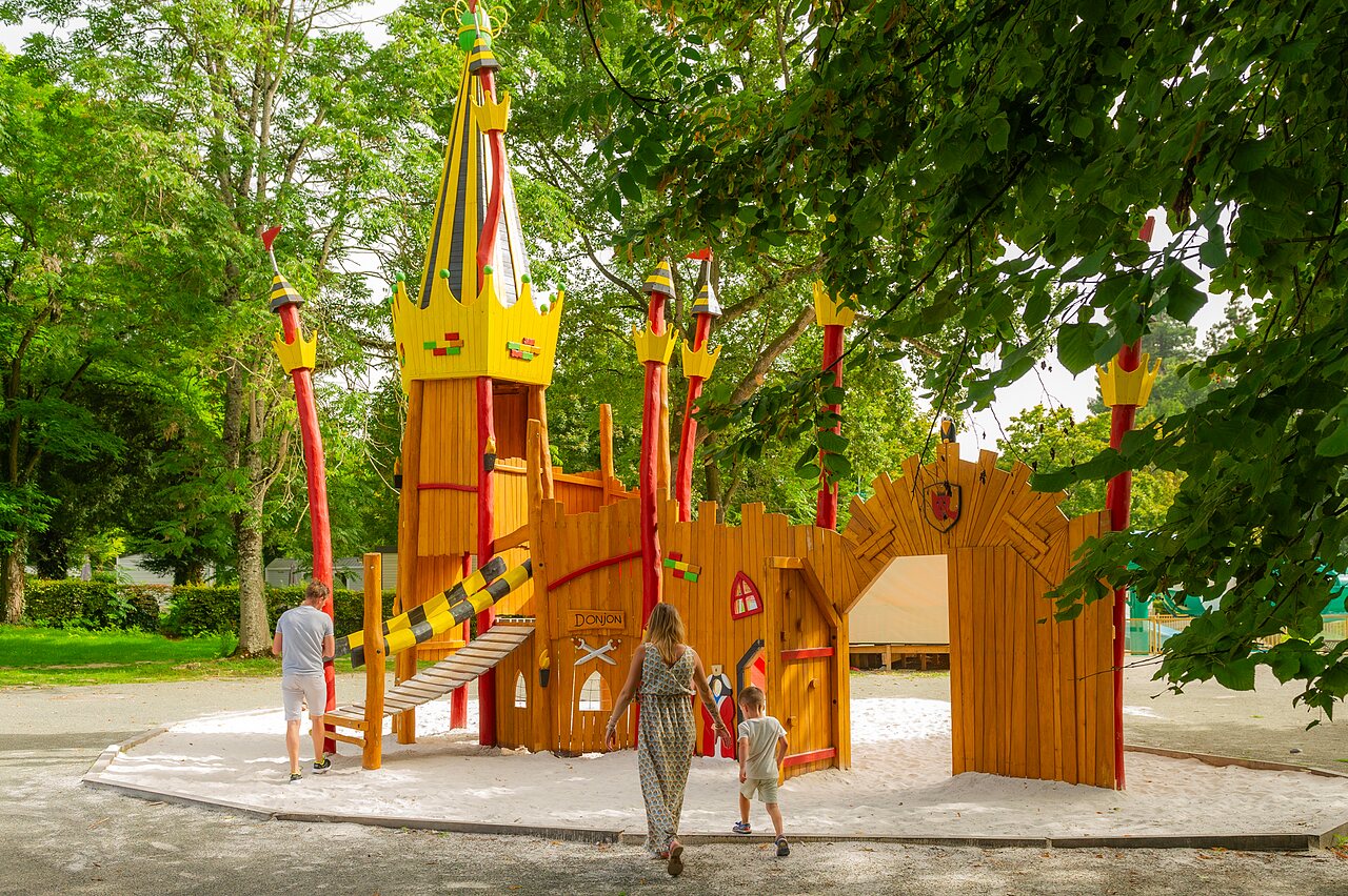 Houten kasteel speeltuin voor kinderen op camping CAPFUN Montsabert in COUTURES (49).