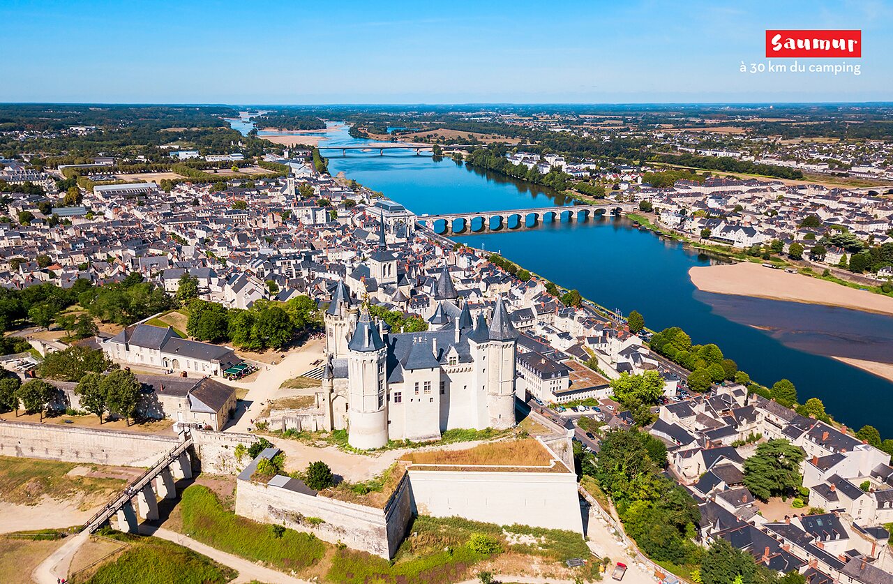Kasteel van Saumur en de Loire, historische stad te bezoeken nabij de camping.