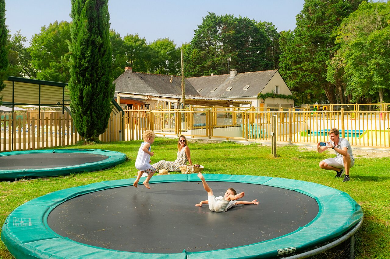 Kinderen springen op trampolines, zwembad dichtbij, camping CAPFUN Montsabert, COUTURES (49).