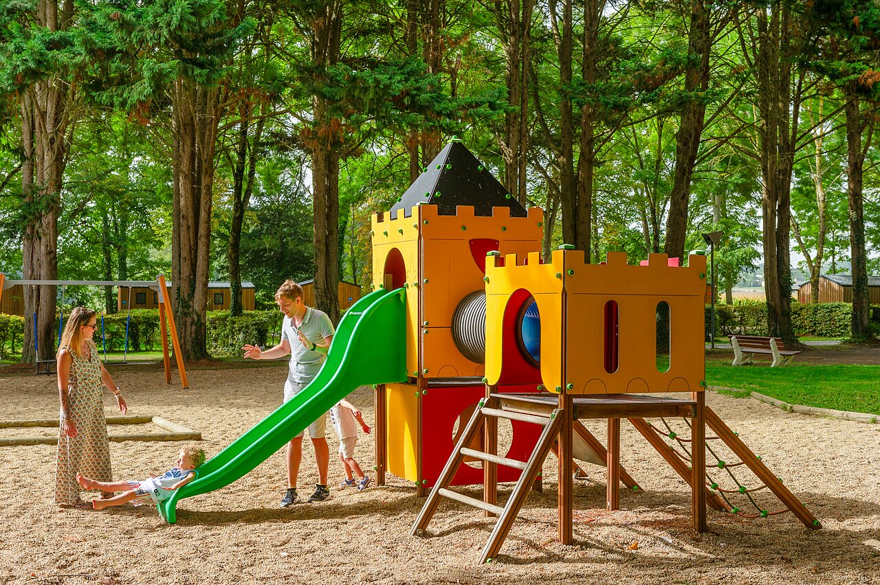 Kasteel speeltuin, glijbaan, kinderen en ouders op CAPFUN Montsabert in COUTURES (49).