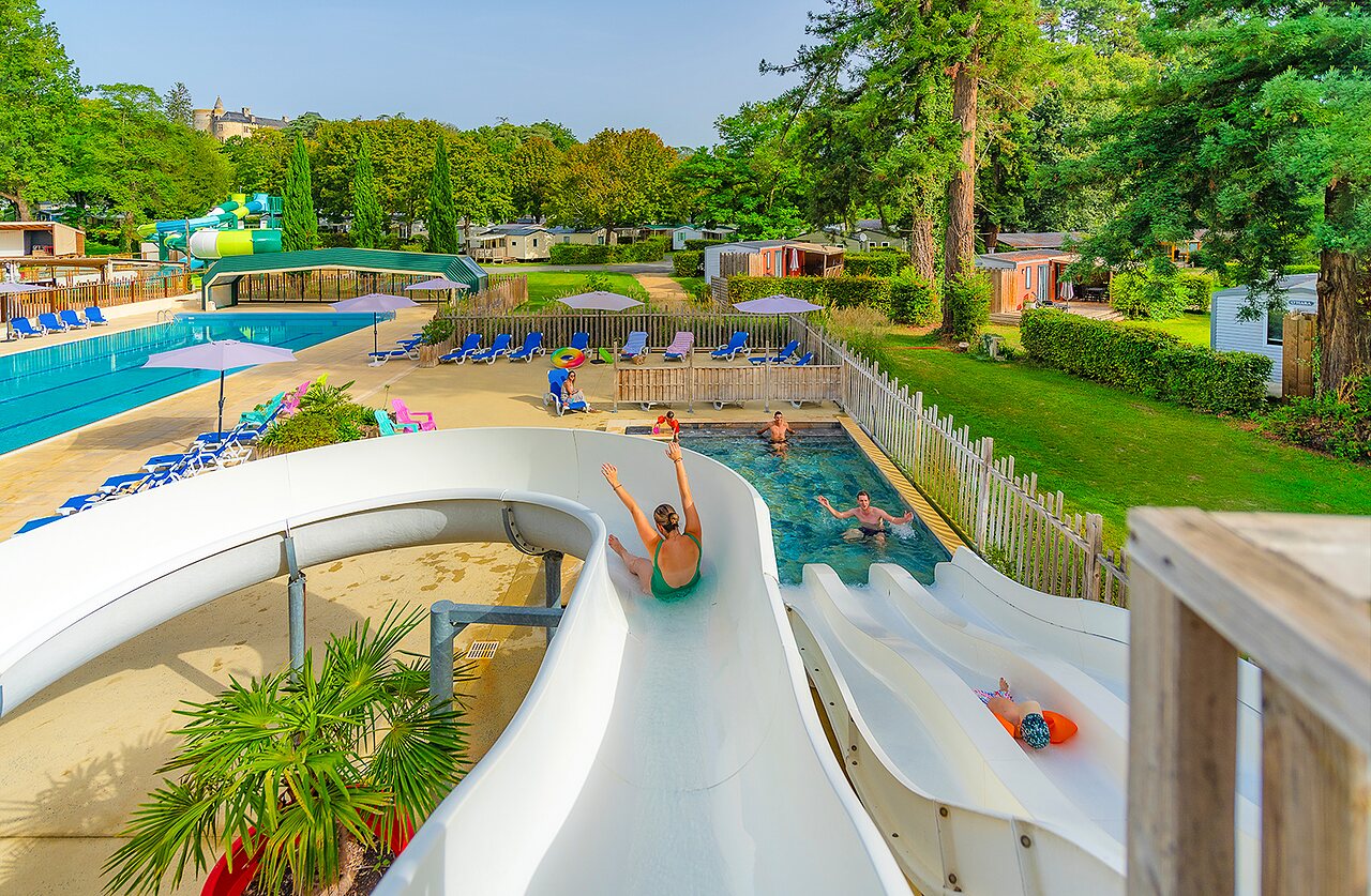 Waterglijbanen en levendig buitenzwembad op camping CAPFUN Montsabert in COUTURES (49).