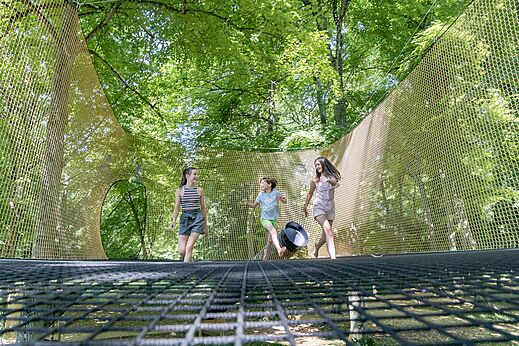Kinderen spelen op reuzennet trampoline op camping CAPFUN Montsabert in COUTURES (49).