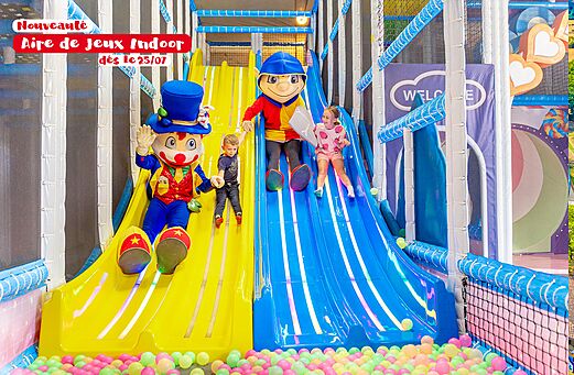 Indoor speeltuin, glijbanen, ballenbak op camping CAPFUN Montsabert (49).