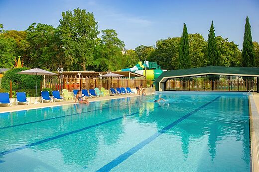 Buitenzwembad met waterglijbaan en stoelen op camping CAPFUN Montsabert in COUTURES (49).