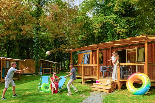 Stacaravan met terras en familie op camping CAPFUN Montsabert in COUTURES (49).
