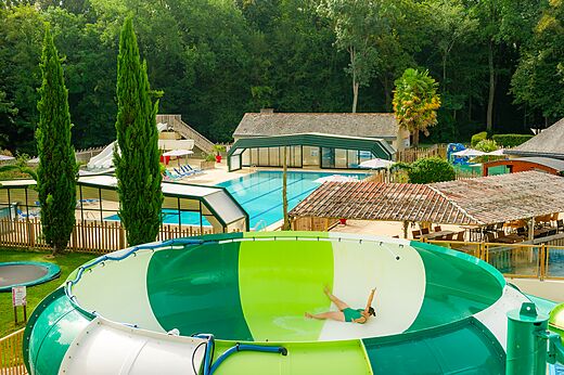 Gigantische waterglijbaan en zwembaden luchtfoto op camping CAPFUN Montsabert COUTURES (49).