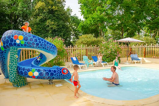 Buitenzwembad met slangenglijbaan en kinderen op camping CAPFUN Montsabert in COUTURES (49).