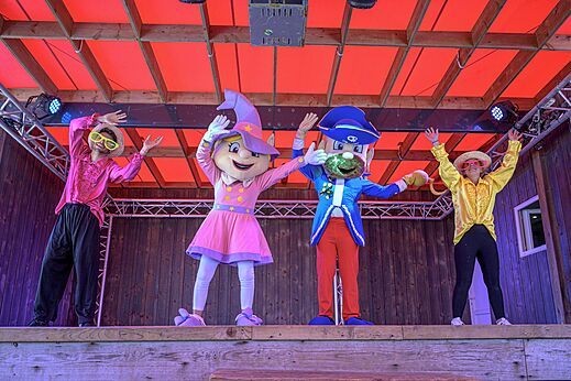 Animatieshow met mascottes en entertainers op podium op camping CAPFUN Montsabert in COUTURES (49).