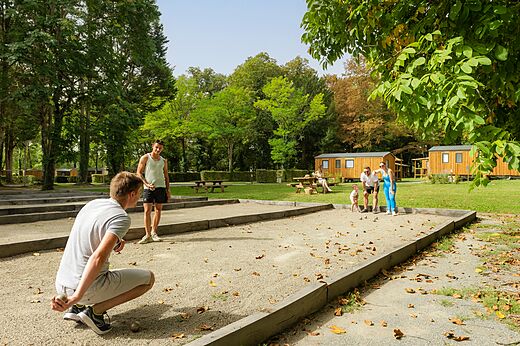 Jeu-de-boulesbaan met vakantiegangers spelend op camping CAPFUN Montsabert in COUTURES (49).