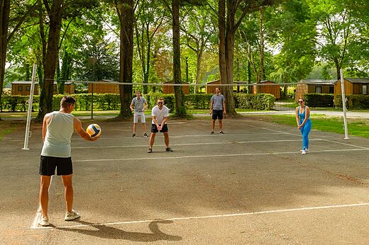 Buiten volleybalveld met vakantiegangers spelend op camping CAPFUN Montsabert in COUTURES (49).