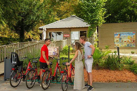 Fietsverhuur en receptiegebouw op camping CAPFUN Montsabert in COUTURES (49).