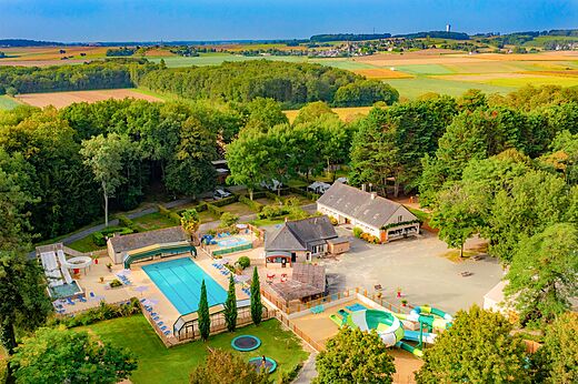 Luchtfoto waterpark met zwembaden en glijbanen op camping CAPFUN Montsabert, COUTURES (49).