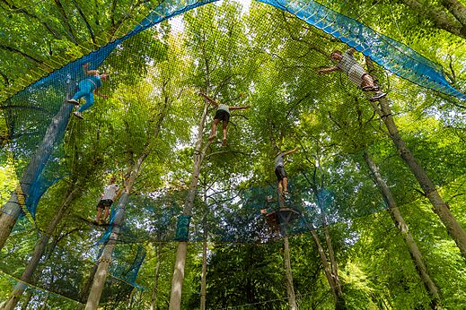 Klimparcours met hangende netten in de bomen op camping CAPFUN Montsabert in COUTURES (49).