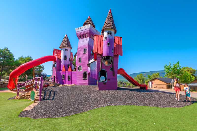 Carabouille Speeltuin - Kasteel speeltuin met glijbanen op camping CAPFUN Montblanc Park in Montblanc.